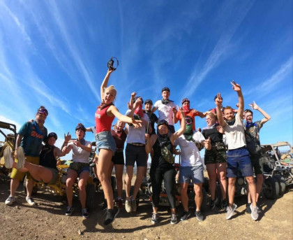Grupo celebrando junto a los buggies en una ruta por la Sierra de Mijas